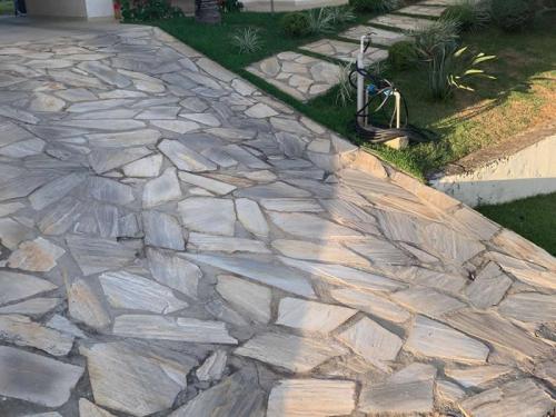 "Lajinha" - White Irregular "São Tomé" Stone