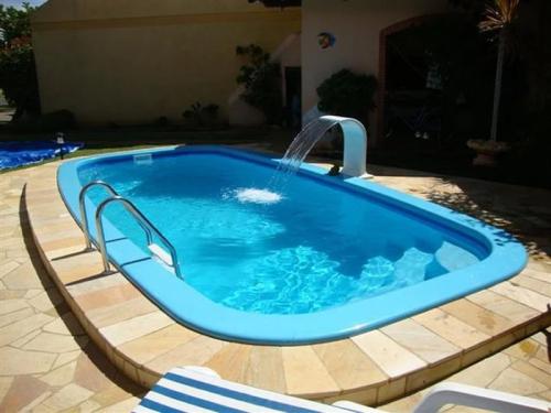 Borda de Piscina Amarela